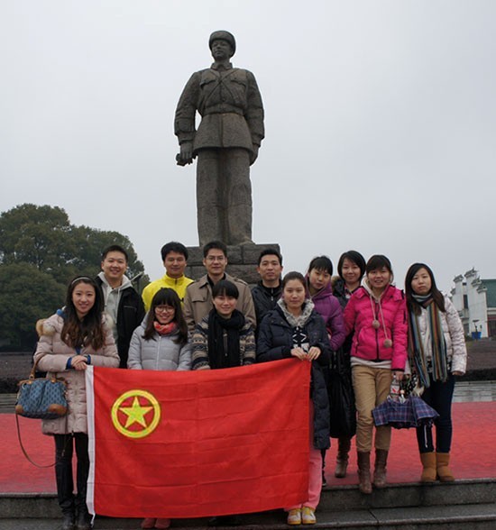 “学雷锋，献爱心”——中国共产主义青年团华体会网页版-华体会(中国)集团股份有限公司委员会开展慰问贫困学生助学活动